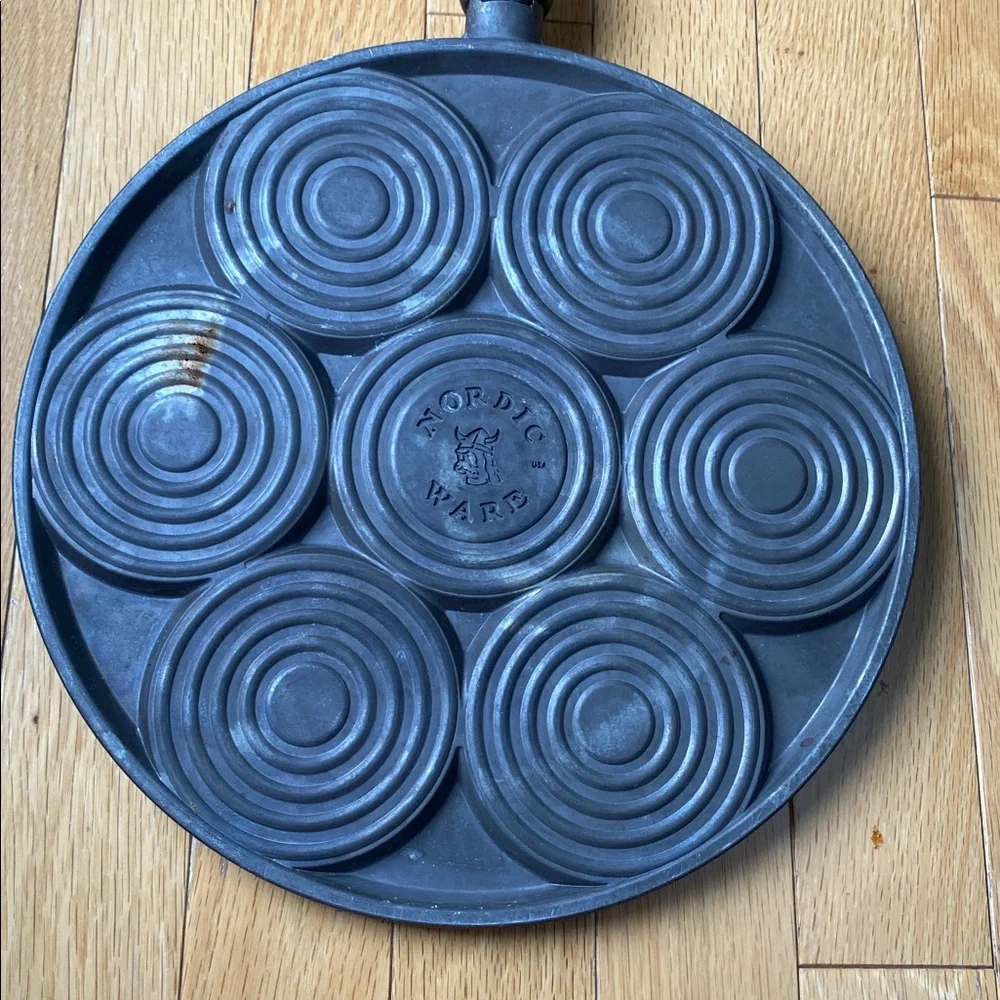 Nordic Ware Pan 7 Snowflake Pancakes - Picture 4 of 5